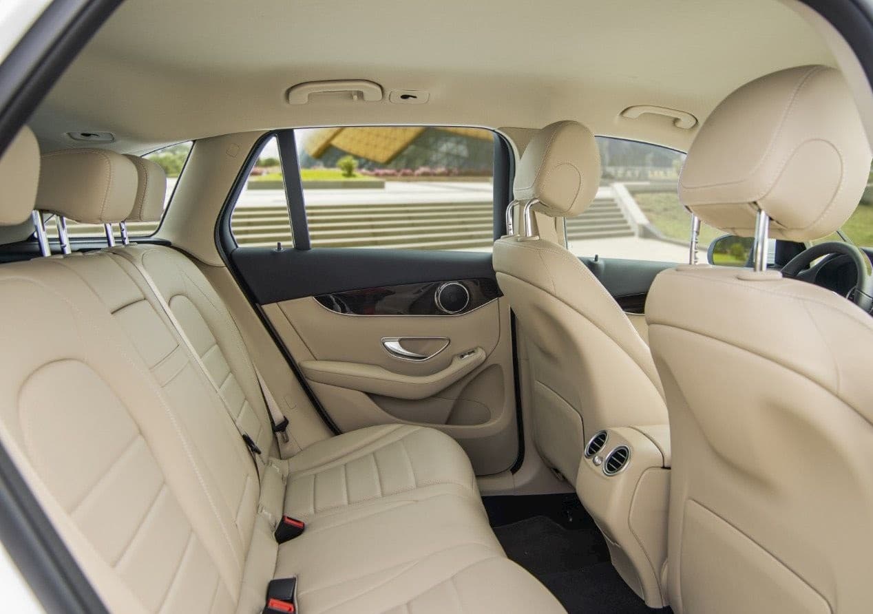 Chi tiết giá xe Mercedes GLC 200 2020, thông số kỹ thuật, đánh giá nội ngoại thất và khả năng vận hành xe.