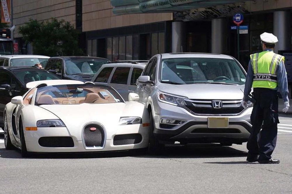 Chiếc Bugatti Veyron của nam diễn viên hài người Mỹ - Tracy Morgan bị chiếc Honda CR-V đâm vào sườn xe chỉ 15 phút sau khi anh lái xe rời đại lý