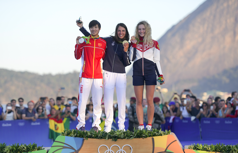 buc nhan giai olympic lam tu nhua tai che