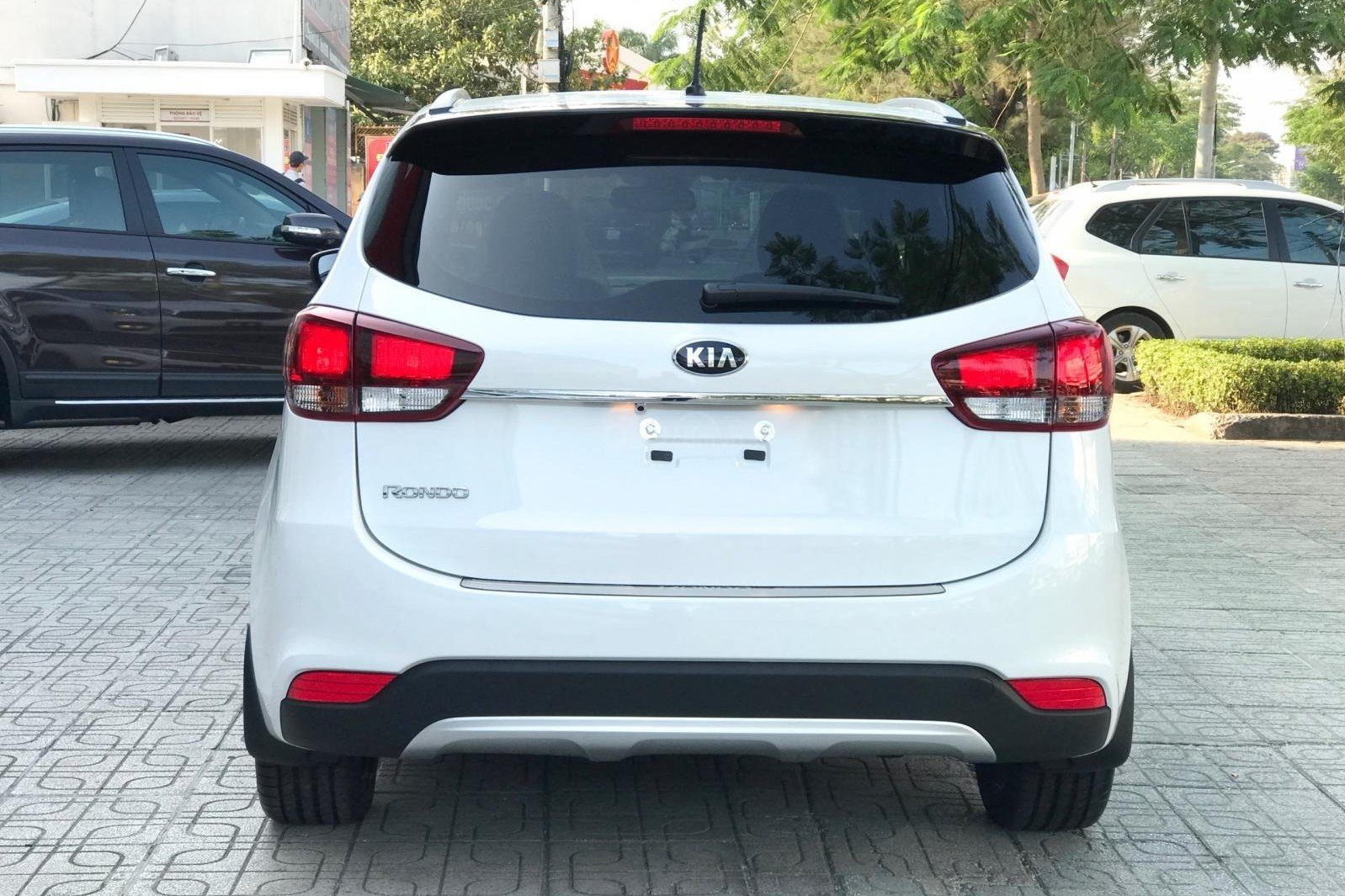 Đuôi xe Kia Rondo