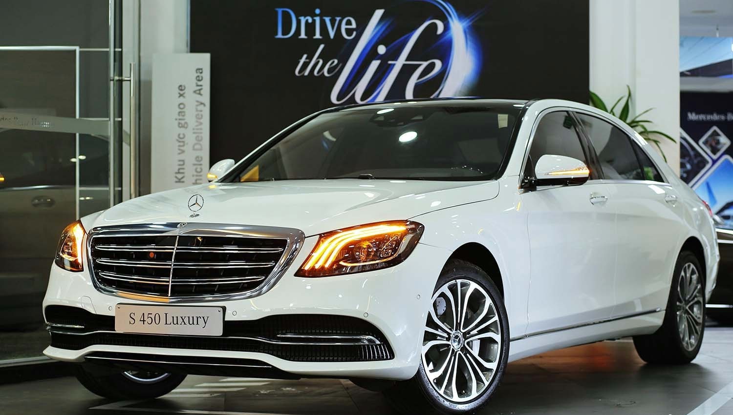 Chi tiết giá xe Mercedes S450 2020, thông số kỹ thuật, đánh giá nội ngoại thất và khả năng vận hành xe.