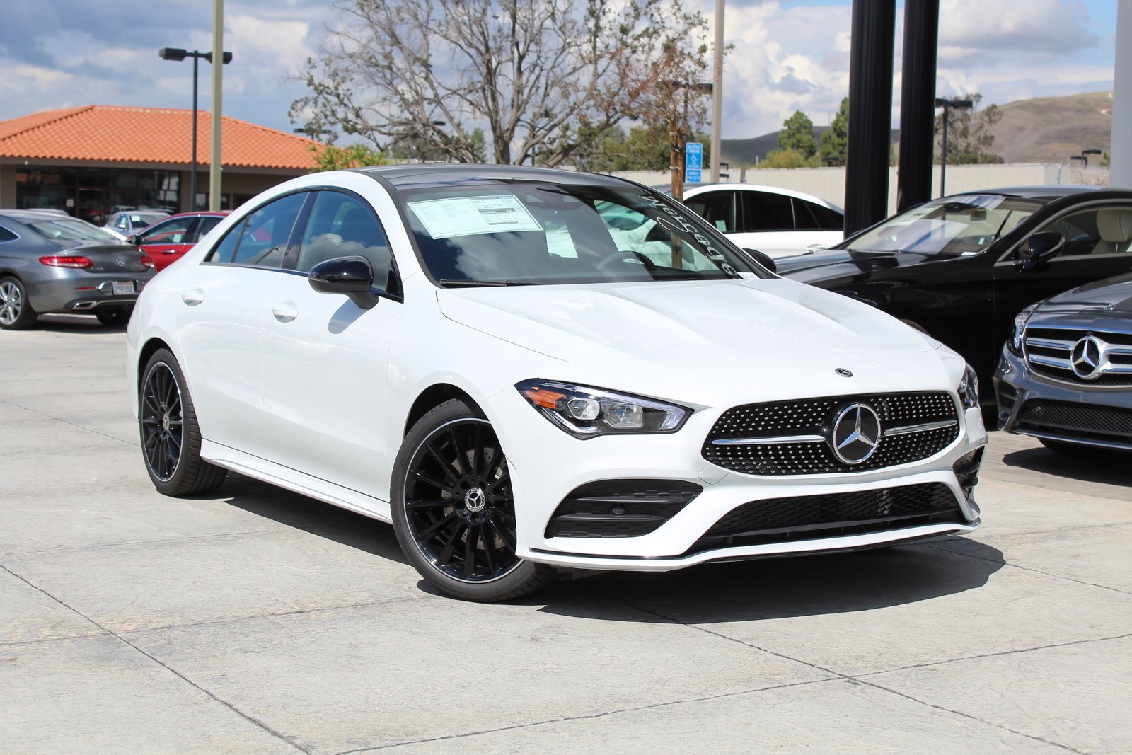 Đầu xe Mercedes CLA 250 với logo ngôi sao 3 cánh đặc trưng