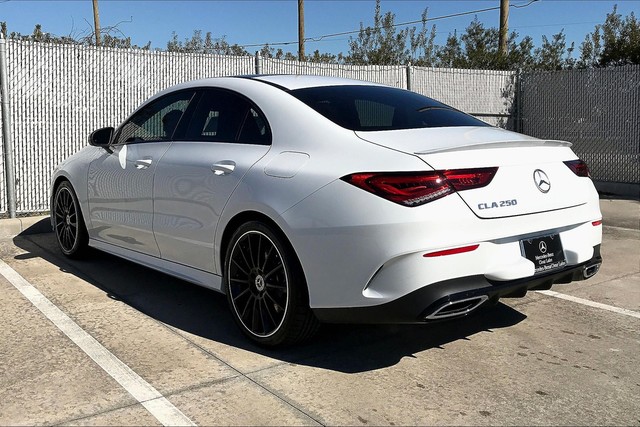 Đuôi xe Mercedes CLA 250 với đèn hậu LED thiết kế đặc biệt