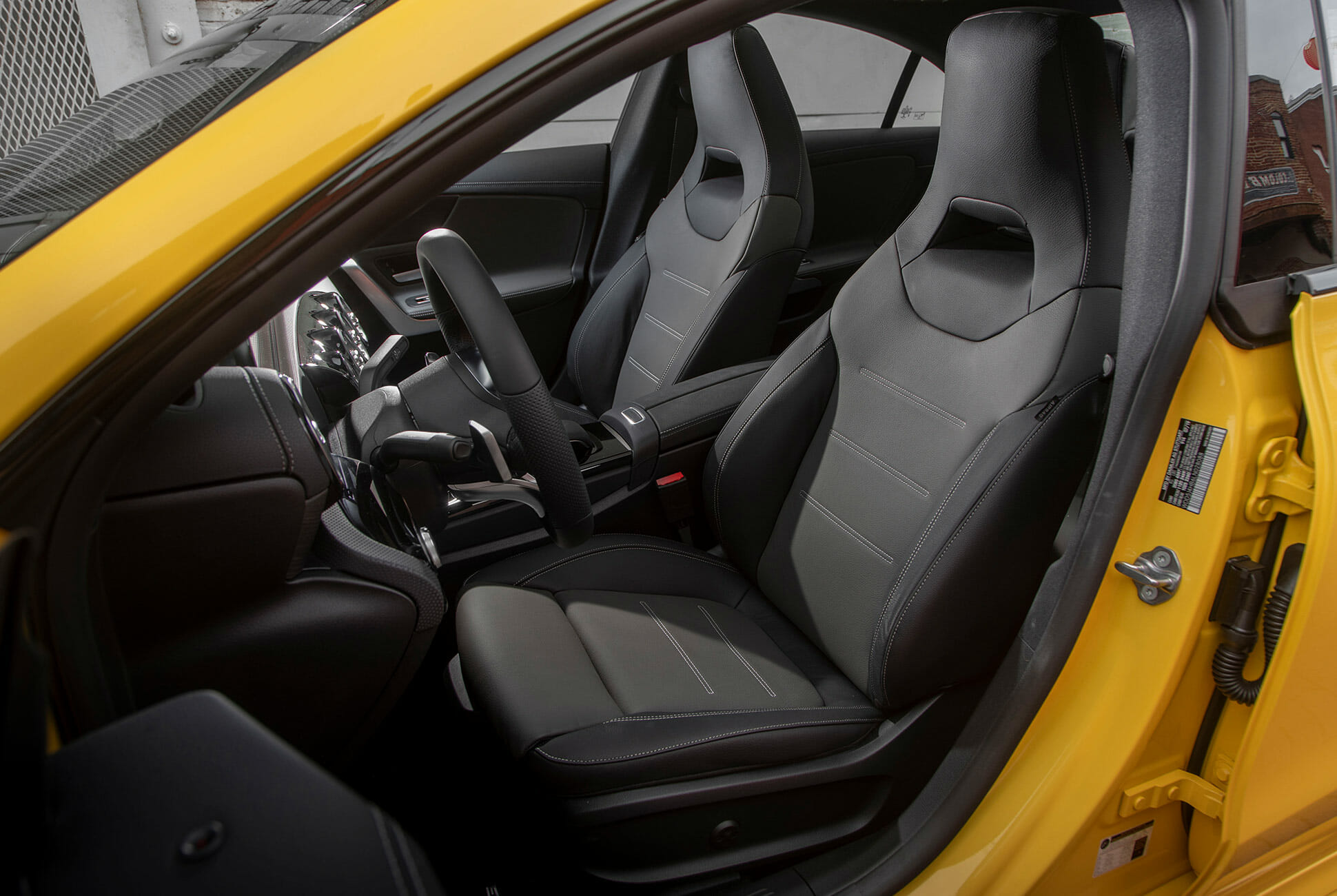 Khoang lái của Mercedes CLA 250