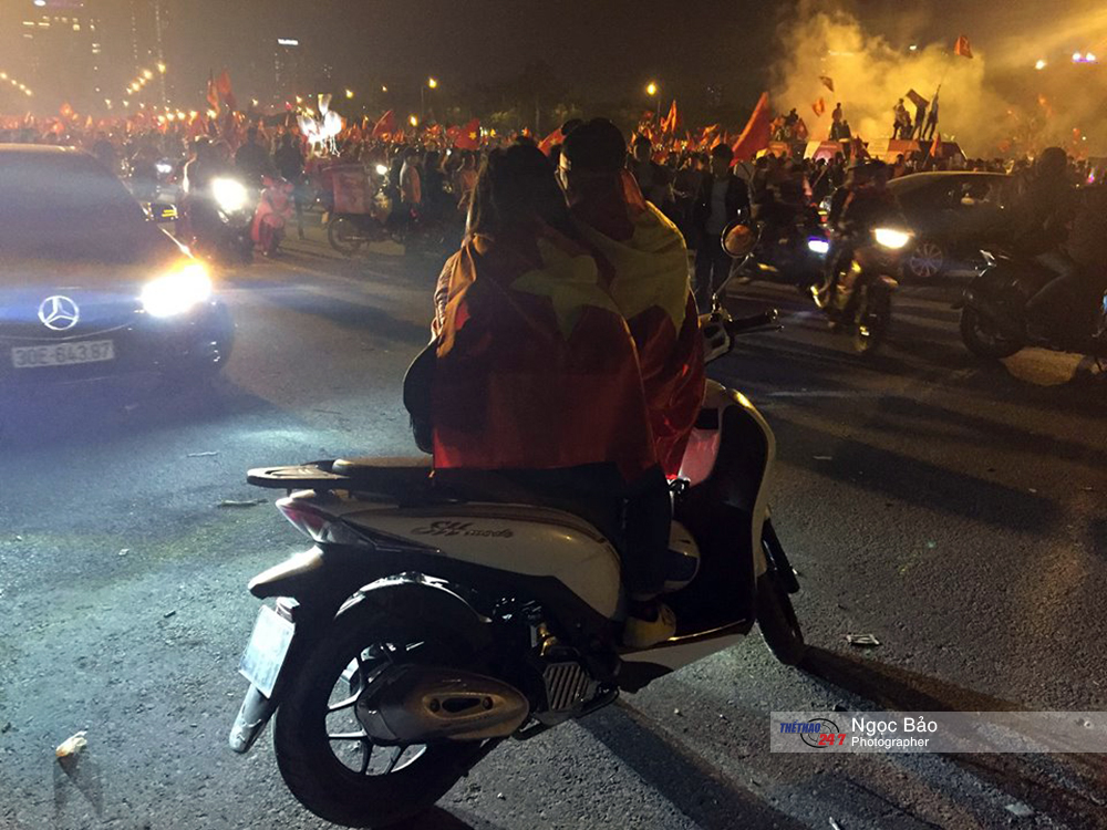 Hình ảnh một đôi vợ chồng ôm nhau lặng lẽ bên ngoài SVĐ my dinh 1
