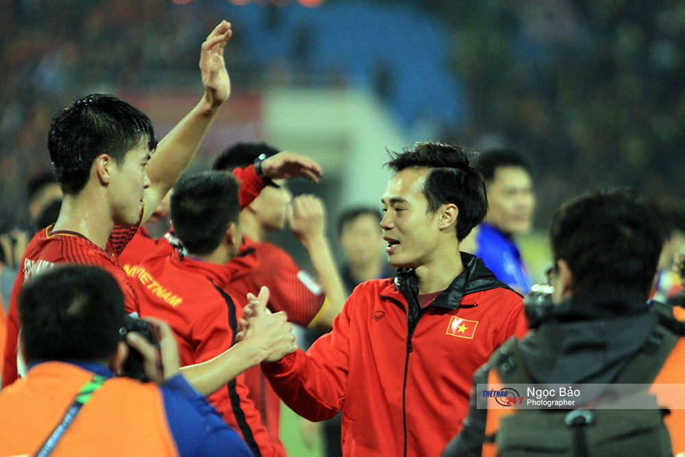 Duy Mạnh và Văn Toàn ôm chầm lấy nhau van toan