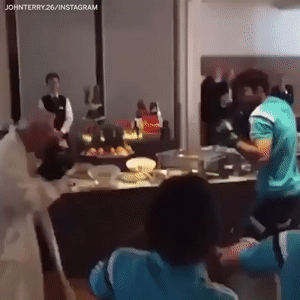 VIDEO: Diego Costa 'đi đường quyền' cực nuột với người già