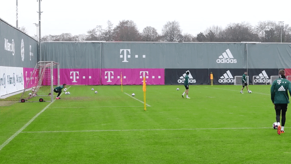 VIDEO: Lewandowski đánh bật Neuer giành vị trí thủ môn số một