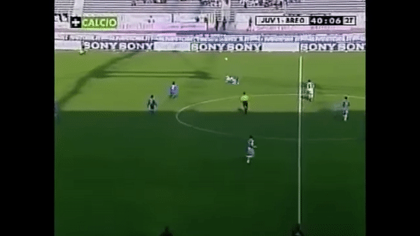 VIDEO: Tuyệt kỹ của Roberto Baggio biến Van der Sar thành trò hề