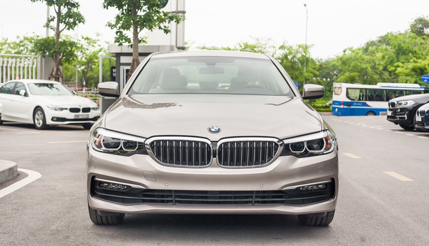 Đầu xe BMW 5 Series sedan 2020
