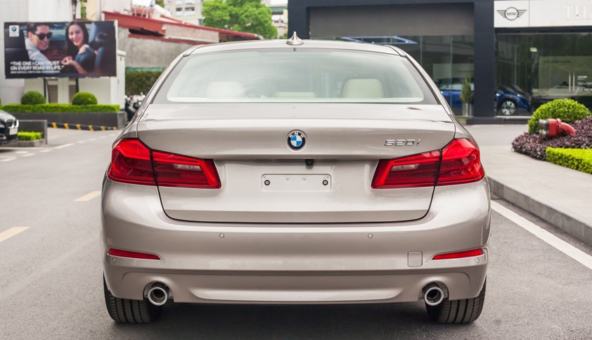 Đuôi xe BMW 5 Series sedan 2020