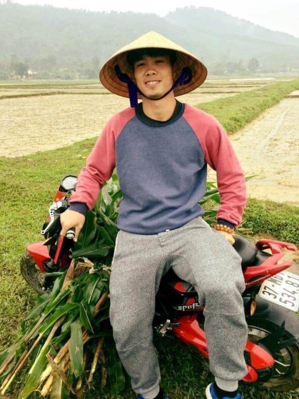 Cầu thủ biên chế HAGL lái xe cưng đi làm đồng