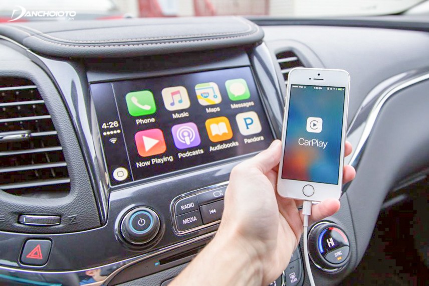 iPhone kết nối với Apple CarPlay qua cáp USB