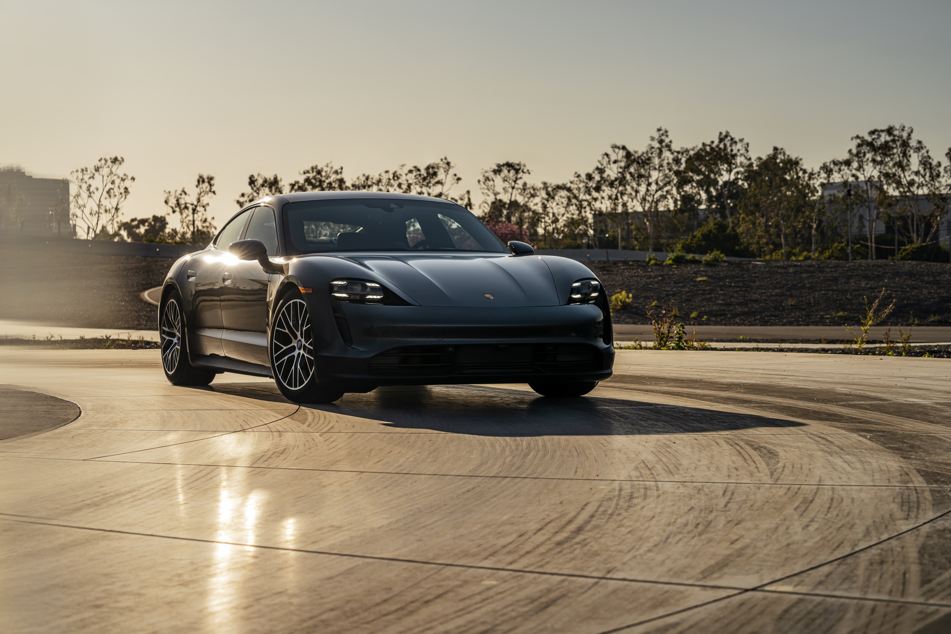 Porsche Taycan màu Cà phê ánh kim (Coffee Beige Metallic)