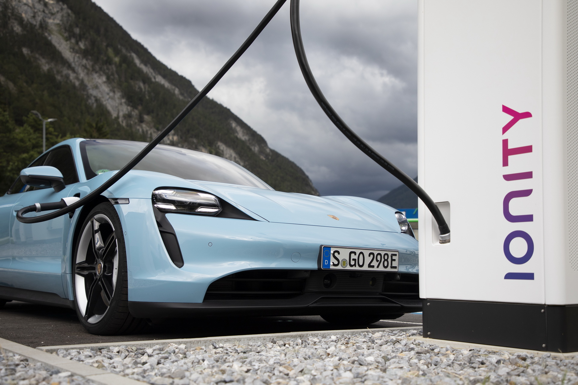 Porsche Taycan màu Xanh Hải Vương (Neptune Blue)