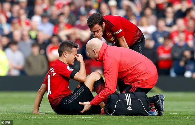 M.U vs Liverpool  , M.U chấn thương , trụ cột M.U chấn thương , Rashford chấn thương , Lingard , Mata , Herrera , Solsjaer 