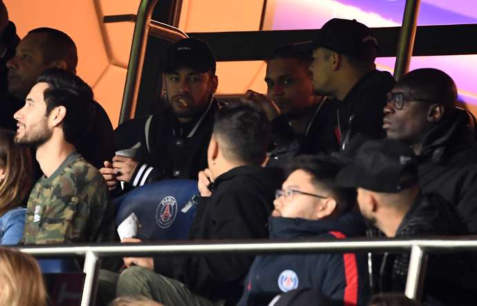 Neymar , Neymar bị phạt , Neymar bị treo giò , Neymar bị cấm thi đấu , Neymar chửi trọng tài , M.U 3-1 PSG