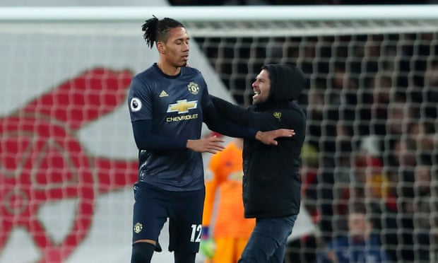 M.U vs Arsenal, M.U 0-2 Arsenal, M.U thua Arsenal, Top 4, Solskjaer phát biểu, Emery phát biểu, Smalling bị tấn công 