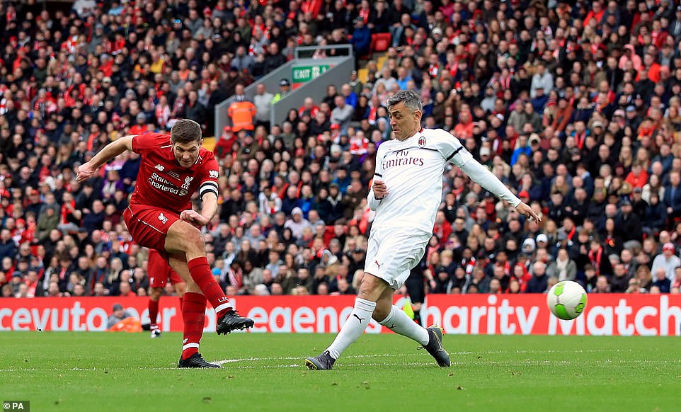 Pirlo, Pirlo tạo dáng trên đường phố, huyền thoại AC Milan, huyền thoại Liverpool