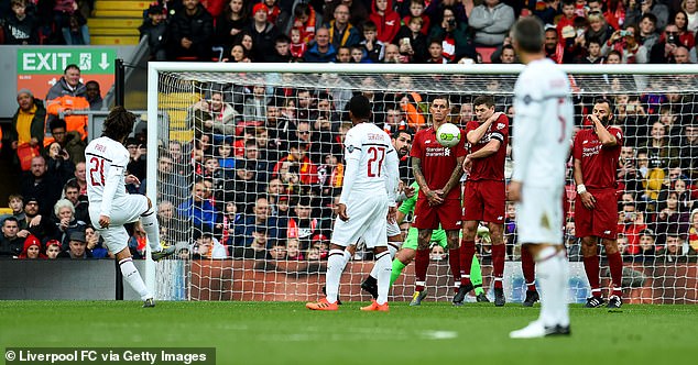 Pirlo, Pirlo tạo dáng trên đường phố, huyền thoại AC Milan, huyền thoại Liverpool