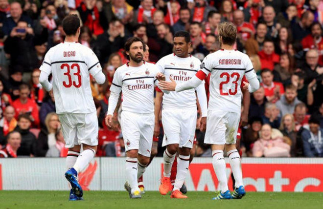 Pirlo, Pirlo tạo dáng trên đường phố, huyền thoại AC Milan, huyền thoại Liverpool