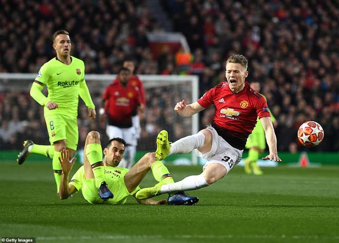 M.U vs Barca, tứ kết champions league, M.U 0-1 Barca, VAR, công tác trọng tài, trọng tài không rút thẻ, trọng tài bỏ lỡ pen cho M.Um M.U không được hưởng Pen