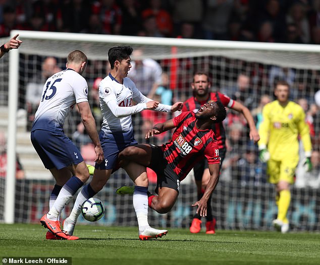 Son nhận thẻ đỏ, Son Heung-min thẻ đỏ, Son Heung-min, Son Heung-min treo giò, Tottenham 0-1 Bournemouth, kết quả Ngoại hạng Anh, vòng 37 Ngoại hạng Anh