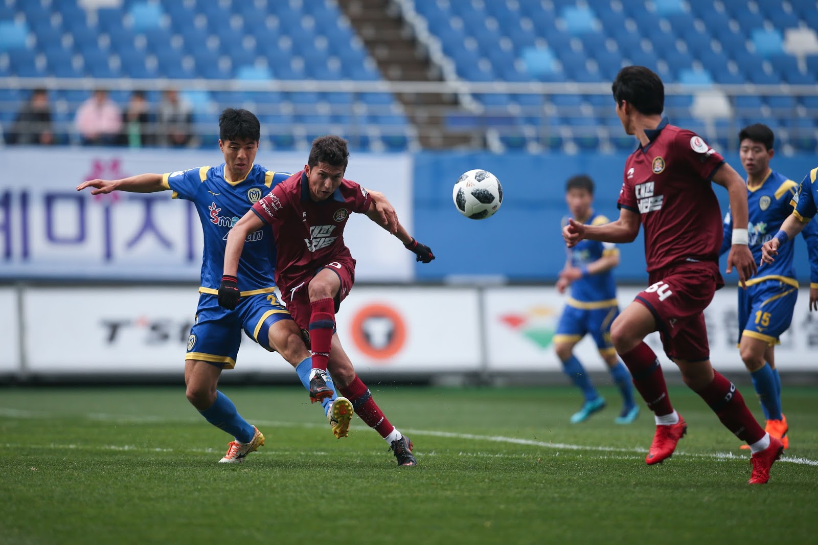 chuyện lạ bóng đá, đội bóng hàn quốc, k-league, giải vô địch hàn quốc, cầu thủ bị aids