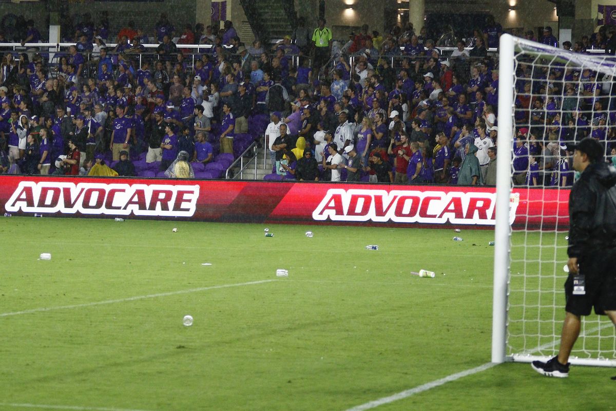 pháo sáng, hooligan, cđv ném pháo sáng, cđv tấn công cầu thủ, cđv ném bia, cđv ném vật thể lạ