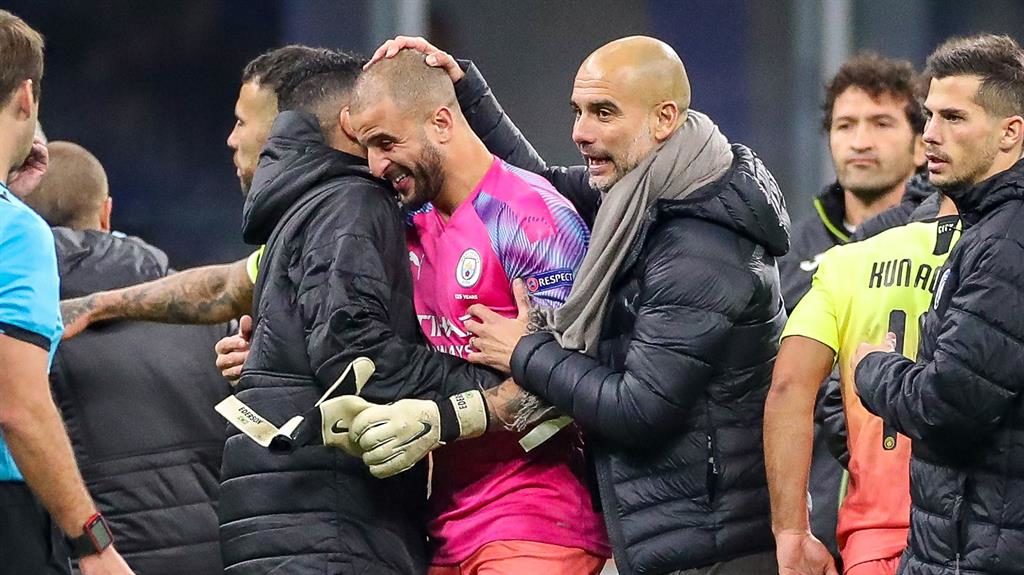 Walker, walker bắt gôn, Walker làm thủ môn, thủ môn bất đắc dĩ, thủ môn Man City, Atalanta vs Man City 