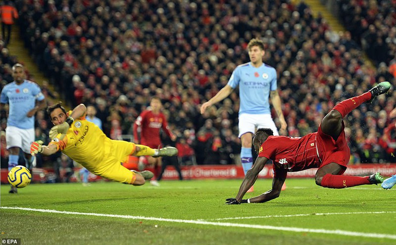 Liverpool vs Man City, trực tiếp Liverpool vs Man City, VAR, bóng chạm tay Arnold, 