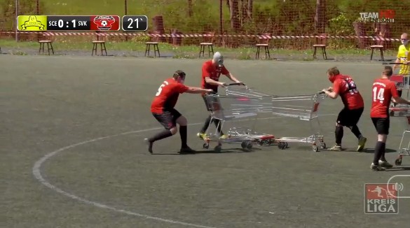 Bundesliga, xe đẩy siêu thị, đội bóng mang xe đẩy siêu thị vào sân