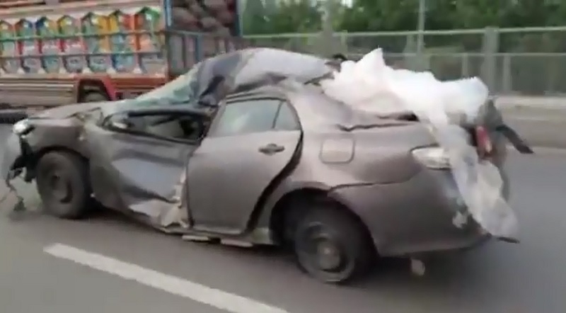 Chiếc Corolla di chuyển trong tình trạng như 1 đống phế liệu