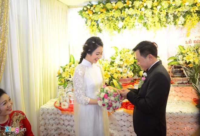 Hoa hậu Thu Ngân cười tươi trong đám hỏi