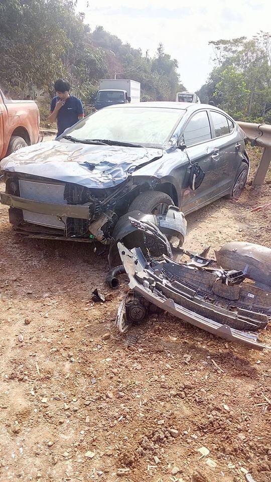 Chiếc Elantra mới cứng gặp tai nạn