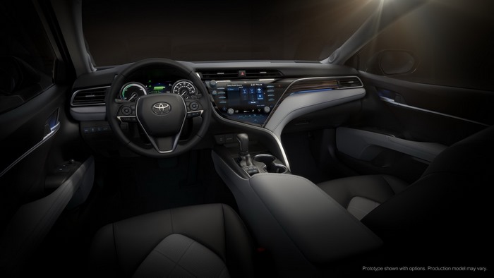 Camry 2018 được trang bị nhiều tính năng giải trí và an toàn mới
