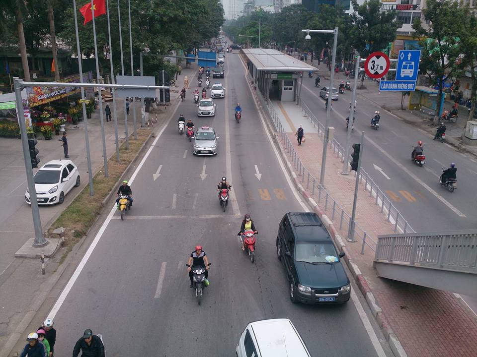 Đã lắp đặt camera để phạt nguội các phương tiện lấn làn xe buýt nhanh BRT. (Ảnh minh họa)