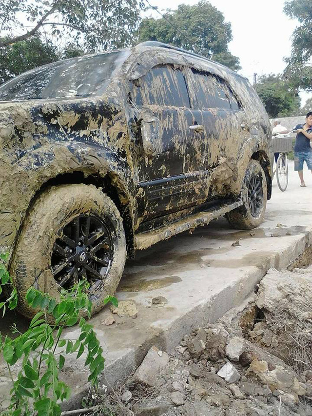 Sau khi được kéo lên chiếc Fortuner lấm lem bùn đất
