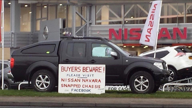 Holmes bức xúc đưa ra cảnh báo ngay bên ngoài đại lý Nissan