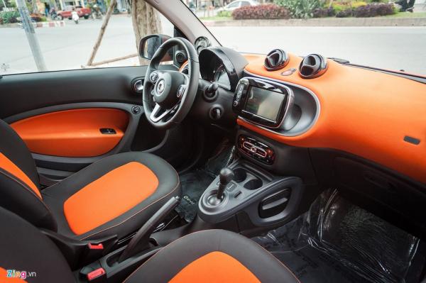 Hầu hết chi tiết bên trong cabin của Smart Fortwo đều thiết kế dạng tròn trịa, khá lạ. Cửa gió điều hòa nhô cao trên cụm điều khiển gần giống phong cách của một số dòng xe thể thao.