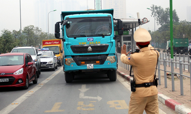 Một xe tải chiếm hết làn buýt nhanh. 