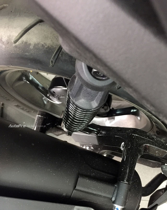 Một chiếc xe Yamaha NVX 155 phiên bản tiêu chuẩn bị cong giảm xóc sau dù mới mua và chạy được 500 km. ẢNh: Autopro