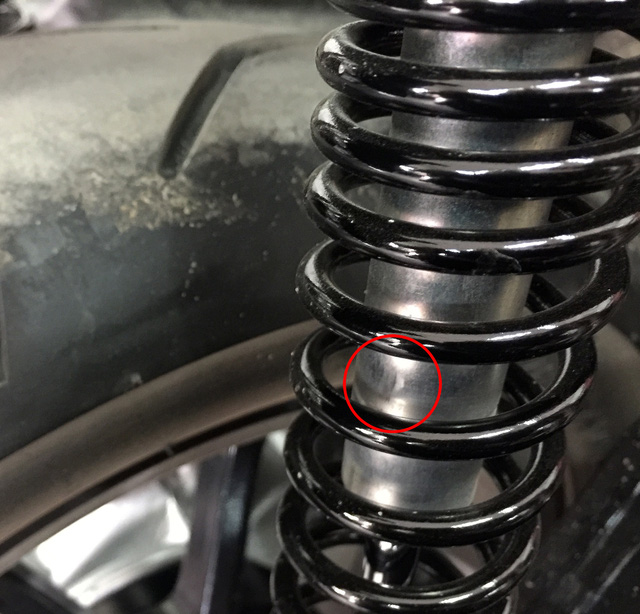 Vết xước trên trục giảm xóc do ma sát với viền lò xo. Ảnh: Autopro