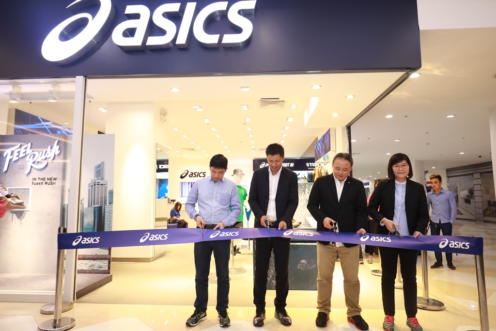 Lễ cắt băng khai trương cửa hàng ASICS