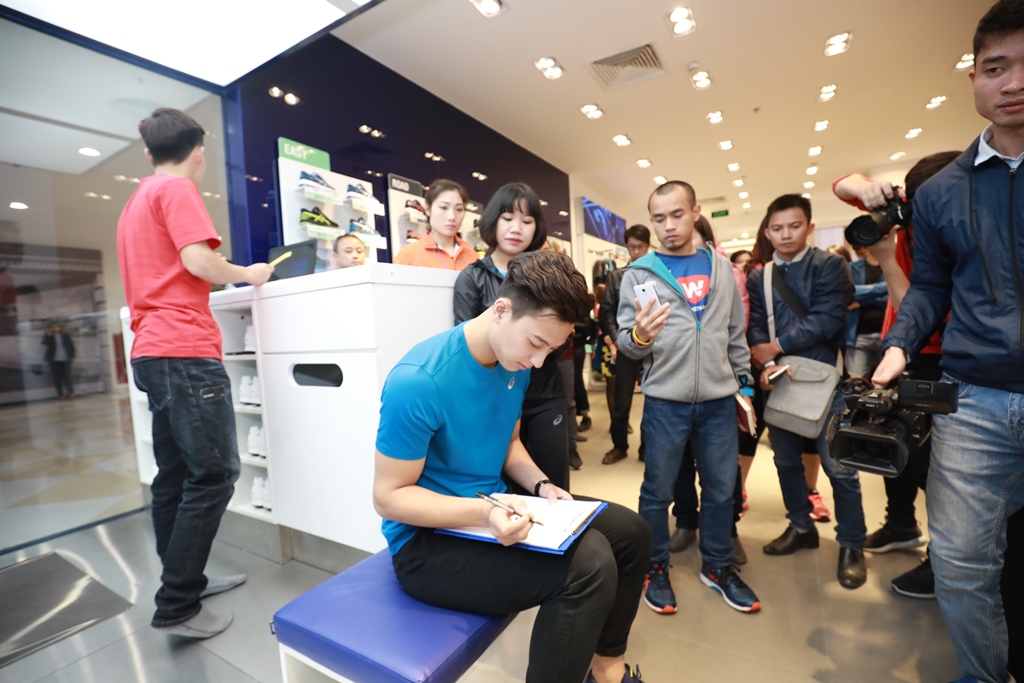 Đăng ký thông tin cá nhân trước khi thử nghiệm hệ thống ASICS Foot ID