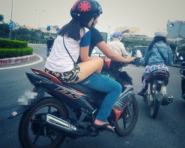 Những hình ảnh về kiểu ngồi phản cảm này nhanh chóng được Những hình ảnh về kiểu ngồi phản cảm này nhanh chóng được