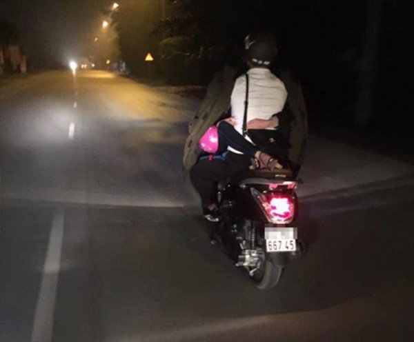 Thậm chí kiểu ngồi sau gác đùi đã có Thậm chí kiểu ngồi sau gác đùi đã có