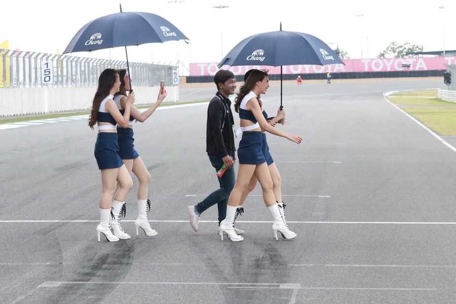 Đường đua như biến thành một sàn catwalk khổng lồ