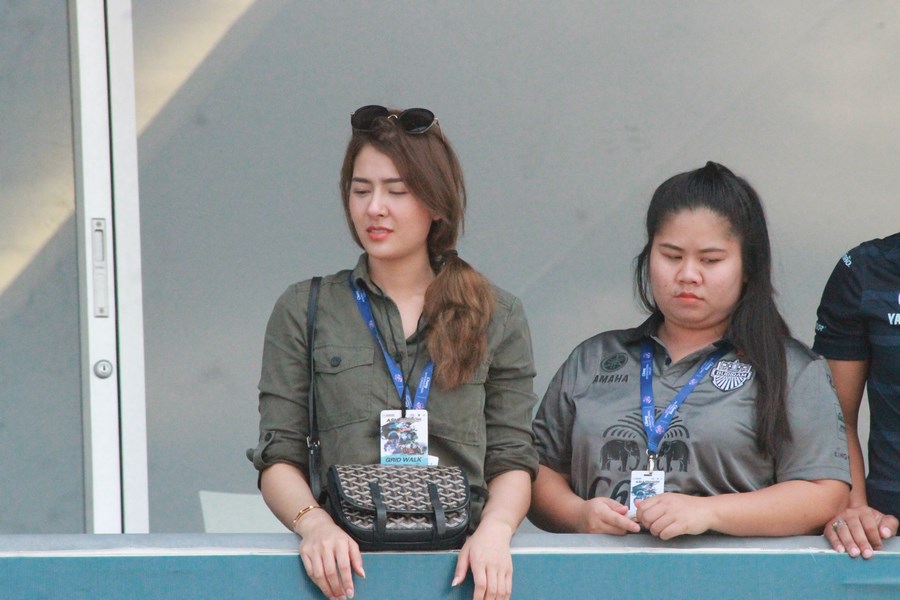 Trên khán đài
