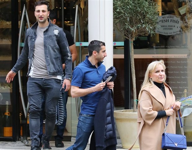 Mkhiraryan đi ăn trước khi tới sân tập 